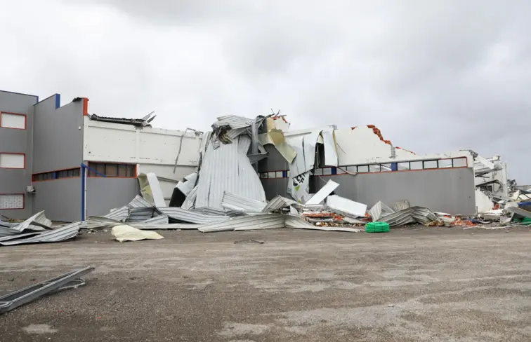 Fábrica destruída pelo mau tempo